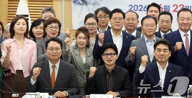 한동훈 무소속 의원이 지난 6월 23일 오전 서울 여의도 국회 의원회관에서 열린 '참정권 피해사태와 선거제도 개혁 국회 토론회'에서 참석자들과 기념촬영을 하고 있다. 2026.6.23 ⓒ 뉴스1 황기선 기자