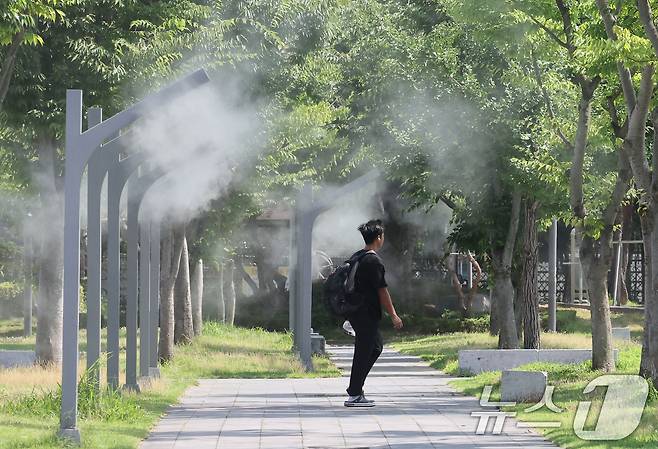 전남지역에 폭염이 계속되는 13일 전남광주통합특별시 서구 치평동 상무시민공원에서 시민들이 작동하는 쿨링포그를 맞으며 더위를 식히고 있다. 2026.7.13 ⓒ 뉴스1 박지현 기자