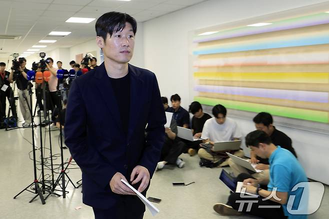 박지성 K-축구혁신위원회 공동위원장이 13일 오후 서울시 종로구 국립현대미술관 사무동에서 열린 K-축구 혁신위원회 2차 회의 브리핑을 마친 뒤 다시 회의장으로 향하고 있다. 2026.7.13 ⓒ 뉴스1 박정호 기자