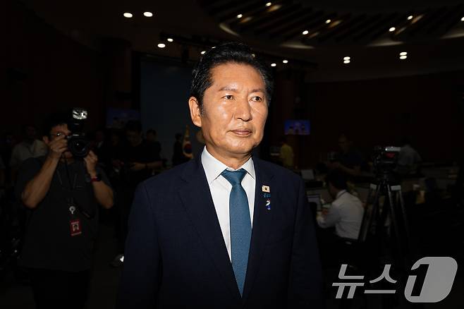 정청래 전 더불어민주당 대표가 13일 서울 여의도 국회 소통관에서 당대표 출마 선언 기자회견을 마친 후 회견장을 나서고 있다. 2026.7.13 ⓒ 뉴스1 유승관 기자