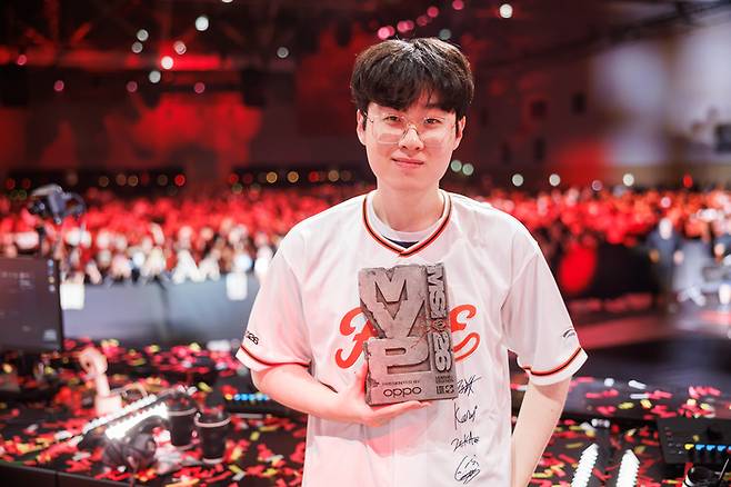 한화생명 ‘제우스’ 최우제가 12일 대전 유성구 대전컨벤션센터(DCC)에서 열린 2026 MSI 브래킷 스테이지 결승전 승리 후 파이널 MVP 트로피를 들고 포즈를 취하고 있다 .사진 | 라이엇 게임즈