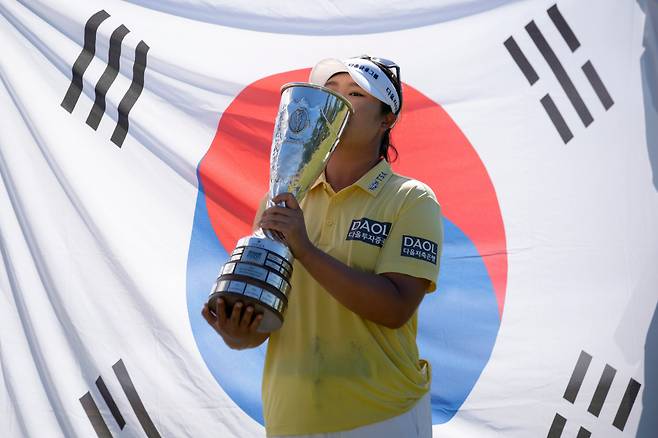Haeran Ryu, of South Korea, kisses her trophy after winning the Evian Championship women's golf tournament, in Evian, eastern France, Sunday, July 12, 2026. (AP Photo/Laurent Cipriani)        <저작권자(c) 연합뉴스, 무단 전재-재배포, AI 학습 및 활용 금지>