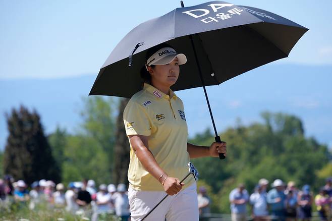Haeran Ryu, of South Korea, walks on the 16th hole during the Evian Championship women's golf tournament, in Evian, eastern France, Sunday, July 12, 2026. (AP Photo/Laurent Cipriani)        <저작권자(c) 연합뉴스, 무단 전재-재배포, AI 학습 및 활용 금지>