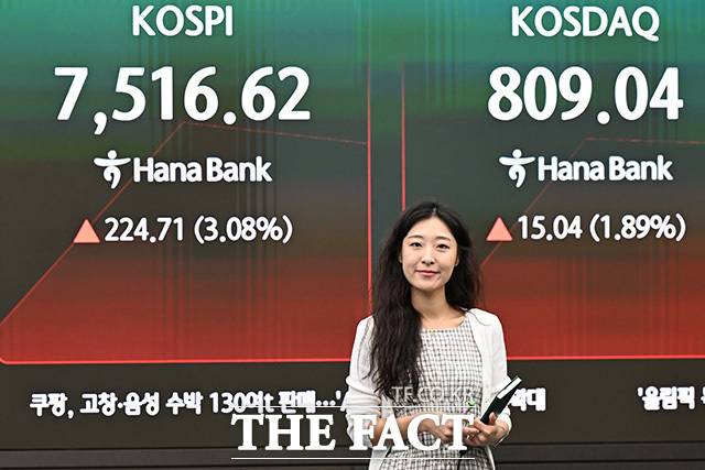 '반도체 고점론'에 짓눌렸던 코스피가 이번 주 글로벌 반도체 기업들의 실적과 미국 소비자물가지수(CPI) 발표를 기점으로 반등 방향을 탐색한다. 코스피가 7500선을 되찾으며 상승 출발한 10일 오전 서울 중구 하나은행 본점 딜링룸에 코스피와 코스닥이 표시돼 있다. /송호영 기자