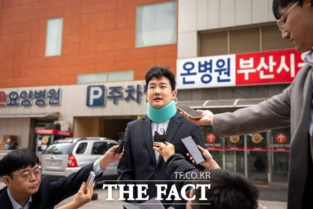 정이한 개혁신당 부산시장 후보가 29일 퇴원하면서 기자회견을 하고 있다. /개혁신당