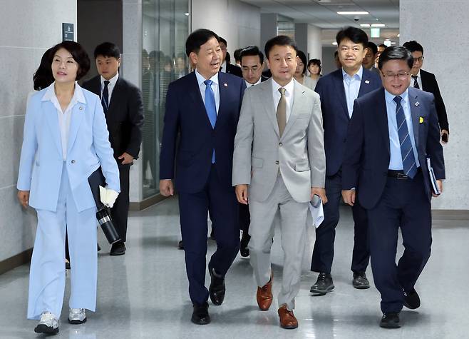 더불어민주당 한병도(앞줄 왼쪽 셋째) 대표 직무대행 겸 원내대표, 한정애(맨 왼쪽) 정책위의장, 구윤철(앞줄 왼족 둘째) 경제부총리, 김성환 기후에너지환경부 장관 등이 13일 국회 의원회관에서 열린 2026 하반기 경제성장전략 당정협의에 참석하기 위해 입장하고 있다. /연합뉴스