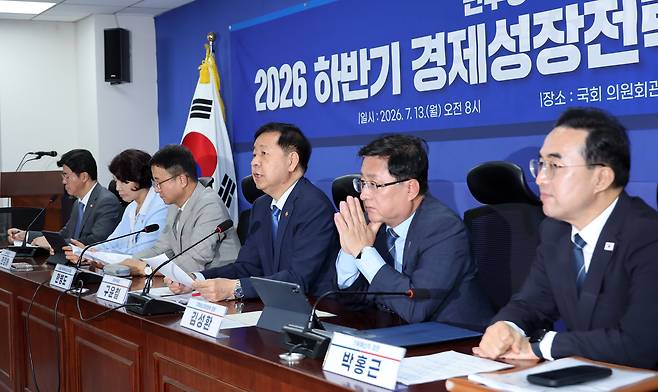 구윤철 경제부총리 겸 재정경제부 장관이 13일 국회 의원회관에서 열린 2026 하반기 경제성장전략 당정 협의에서 인사말을 하고 있다. 오른쪽부터 박홍근 기획예산처 장관, 김성환 기후에너지환경부 장관, 구 부총리, 더불어민주당 한병도 대표 직무대행 겸 원내대표, 한정애 정책위의장./연합뉴스