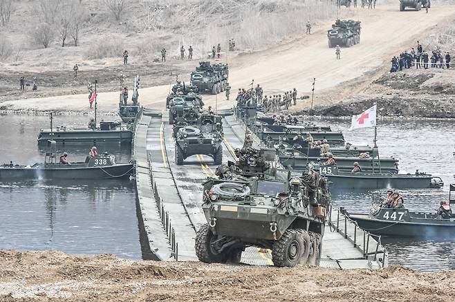 한미연합 제병협동훈련에서 미 스트라이커 장갑차가 한국군 자주도하장비 수룡(KM3)과 미국 개량형 전술부교(IRB)가 결합한 연합부교를 통해 도하하고 있다./육군 제공