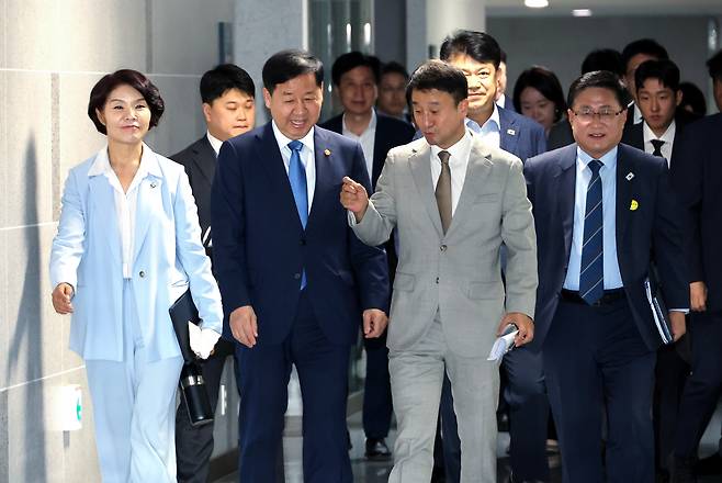 2026 하반기 경제성장전략 당정협의에 입장하는 더불어민주당 한병도 원내대표, 한정애 정책위의장, 구윤철 경제부총리, 김성환 기후에너지환경부 장관./연합뉴스