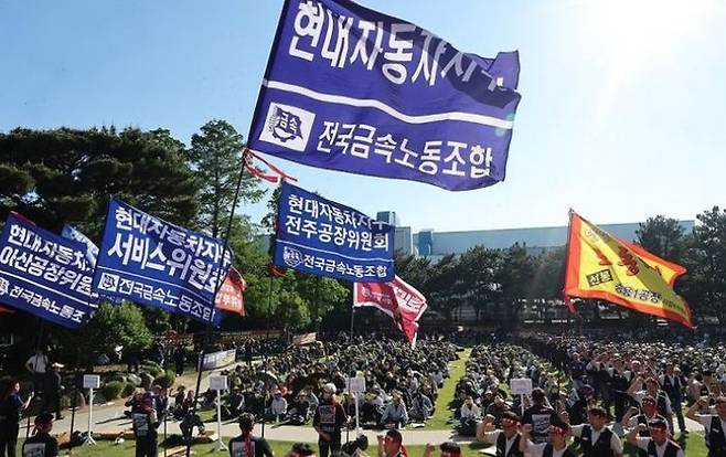 지난 5월13일 현대자동차 울산공장 본관 앞 잔디밭에서 노조가 올해 임금협상 투쟁 출정식을 열고 있다. ⓒ연합뉴스