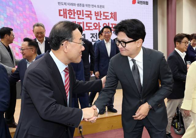 한동훈(오른쪽) 무소속 의원이 지난 7월 9일 국회 의원회관에서 열린 반도체 미래와 생존을 위한 연속 토론회 ‘대한민국 반도체 미래 지도와 인프라 전략 PART1. 전력’에서 토론회를 주최한 주호영(왼쪽) 국민의힘 의원과 인사를 나누고 있다. [연합뉴스]