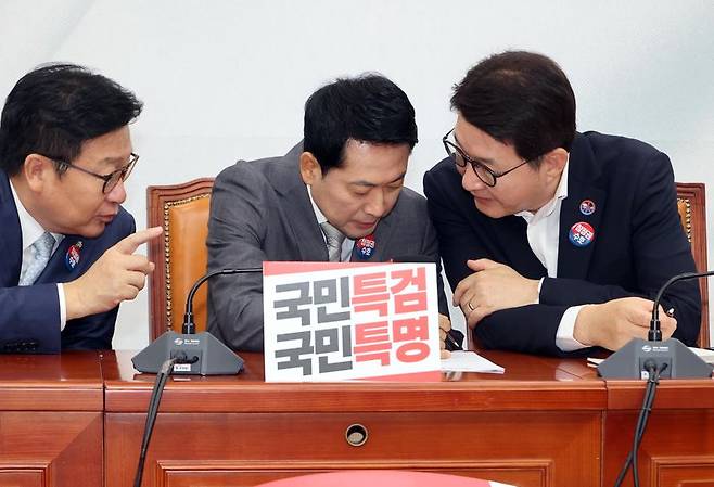 국민의힘 장동혁 대표(가운데)와 정점식 원내대표(왼쪽), 신동욱 수석최고위원이 13일 국회에서 열린 최고위원회의에서 이야기를 나누고 있다. 사진=박범준 기자