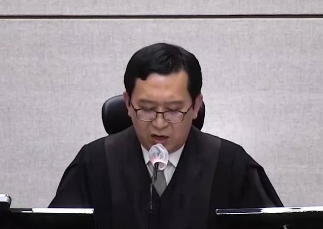 서울중앙지법 형사합의33부의 이진관 부장판사가 13일 윤석열 전 대통령의 정치자금법 위반 혐의 사건 1심 선고를 진행하고 있다. 서울중앙지법 제공