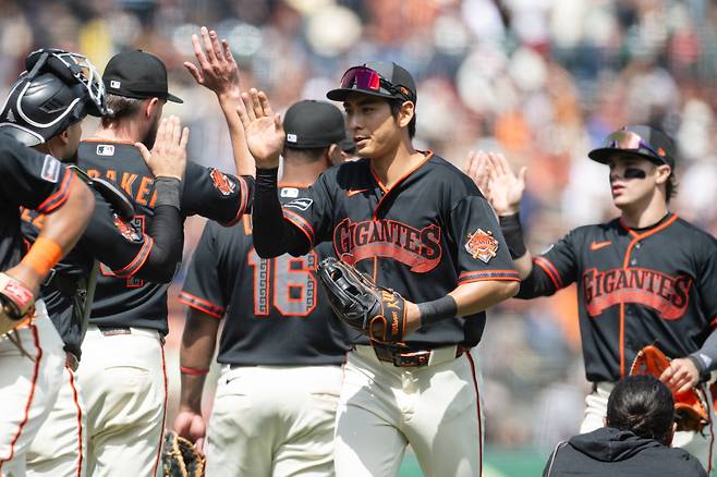 <yonhap photo-2117=""> San Francisco Giants right fielder Jung Hoo Lee (51), middle, reacts after winnning a baseball game against the Colorado Rockies Saturday, July 11, 2026, in San Francisco. (AP Photo/Thien-An Truong)/2026-07-12 07:48:56/ <저작권자 ⓒ 1980~2026 ㈜연합뉴스. 무단 전재 재배포 금지, AI 학습 및 활용 금지></yonhap>