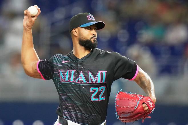 <yonhap photo-3226=""> Miami Marlins starting pitcher Sandy Alcantara (22) throws during the first inning of a baseball game against the Cleveland Guardians, Friday, July 10, 2026, in Miami. (AP Photo/Lynne Sladky)/2026-07-11 09:22:16/ <저작권자 ⓒ 1980~2026 ㈜연합뉴스. 무단 전재 재배포 금지, AI 학습 및 활용 금지></yonhap>