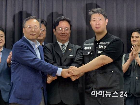 (왼쪽부터) 여명구 삼성전자 부사장, 김영훈 고용노동부 장관, 최승호 초기업노조 삼성전자 지부 위원장이 지난 5월 20일 밤 10시 30분경 수원 경기고용노동청에서 열린 성과급 제도 개편 관련 합의에 이른 후 악수를 하고 있다. [사진=권서아 기자]