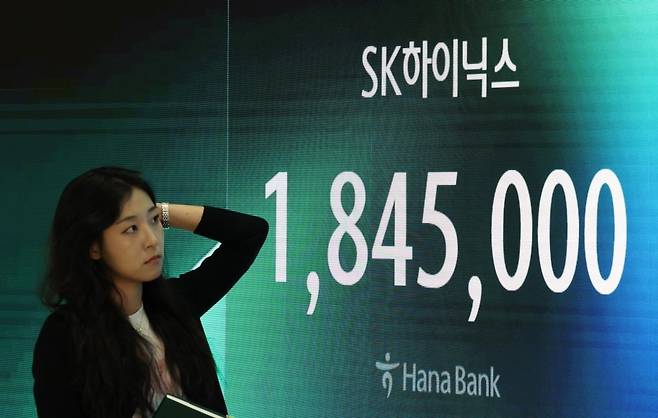 코스피가 약 9% 급락하며 7,000선(7천피)을 내준 13일 서울 중구 하나은행 본점 딜링룸에 SK하이닉스 주가가 표시돼 있다. 이날 코스피는 669.01포인트(8.95%) 내린 6,806.93으로 거래를 마쳤다. SK하이닉스와 삼성전자는 15%와 10%대의 낙폭을 기록했다. 2026.7.13 / 사진=연합뉴스