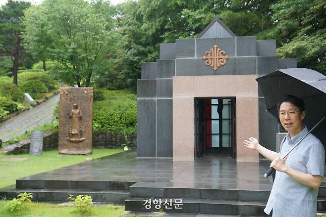 공주 황새바위 순교성지에서 김성태 신부가 19세기 천주교 박해시절의 역사에 관해 설명하고 있다.