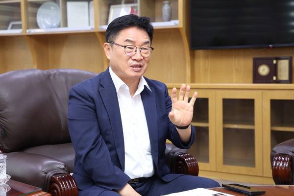 권순기 제19대 경남교육감이 13일 국제신문과의 인터뷰에서 앞으로 4년간 경남 교육의 방향 등을 설명하고 있다. 경남도교육청 제공