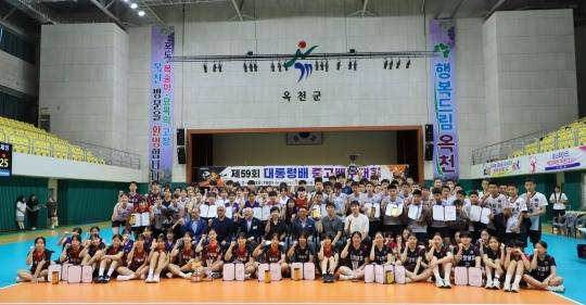 13일 충북 옥천에서 끝난 제59회 대통령배 전국중고배구대회에서 각 부분 입상팀들이 함께 모여 포즈를 취하고 있다. [한국중고배구연맹 제공]