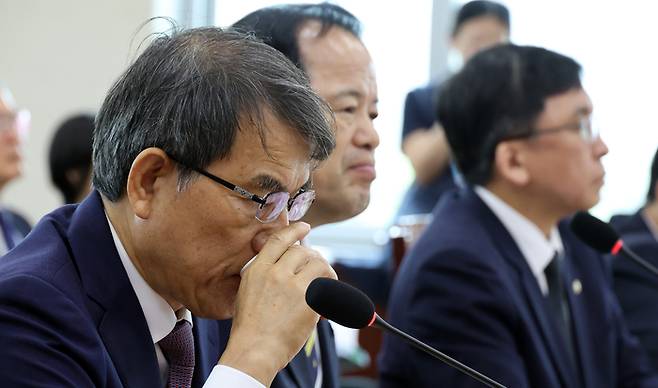 지난 1일 국회에서 열린 ‘제9회 전국동시지방선거 투표용지 부족 사태 등 국민 참정권 침해 진상규명 및 선거관리 개혁을 위한 국정조사 특별위원회’ 제3차 전체회의에 참석한 노태악 전 중앙선거관리위원장 <연합뉴스>