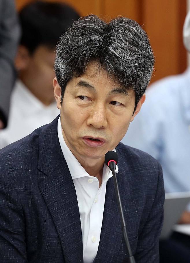 [과천=뉴시스] 고범준 기자 = 여당 간사인 윤건영 더불어민주당 의원이 7일 경기 과천시 중앙선거관리위원회에서 열린 투표용지 부족사태 등 국민 참정권 침해 진상규명 및 선거관리 개혁을 위한 국정조사특별위원회 현장조사 및 전체회의에서 발언하고 있다. 2026.07.07. bjko@newsis.com

<저작권자ⓒ 공감언론 뉴시스통신사. 무단전재-재배포 금지.>