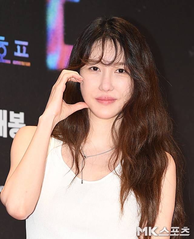 Actress Lee Ji-ah made a public appearance at the VIP premiere of the movie Hope, held on the 13th at Megabox COEX in Gangnam-gu, Seoul. On that day, Lee Ji-ah sported a white sleeveless top and navy wide-leg pants, showcasing a understated look.Lee Ji-ahs appearance at the event drew significant attention due to her somewhat different look and expression compared to usual. Since the photos were released, various reactions to her changed appearance have been pouring in on online communities and social media.Lee Ji-ahs new look—her first public appearance in a long time—has become a hot topic of discussion among the public, alongside the growing interest in the film Hope.