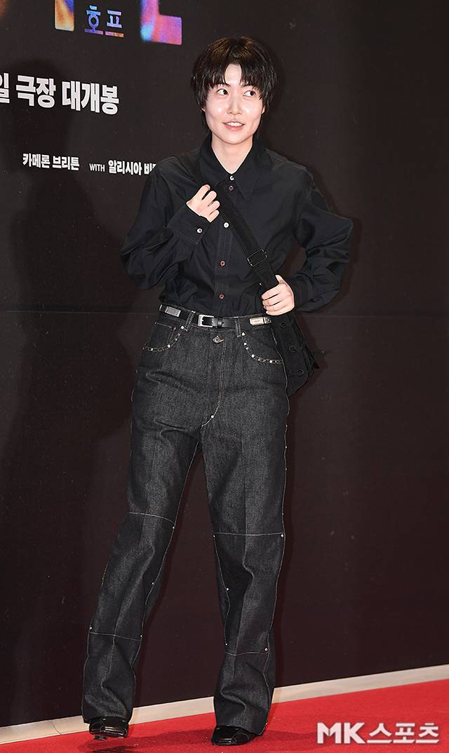 Actress Shim Eun-kyung attended the VIP premiere of the movie Hope held at Megabox COEX in Gangnam-gu, Seoul, on the 13th, revealing a slimmer figure than before. That day, Shim Eun-kyung appeared in a simple outfit consisting of a black shirt and denim pants, capturing everyones attention with her slimmer facial features and sunken cheeks.Shim Eun-kyung returned to the small screen this year after a six-year hiatus with the tvN drama How to Become a Landlord in Korea, marking her return to acting. She plans to continue her active career, shuttling between Korea and Japan, through various upcoming projects such as the films *The Killers*, *Starlight Falls*, and *Day and Night for Each Other*.