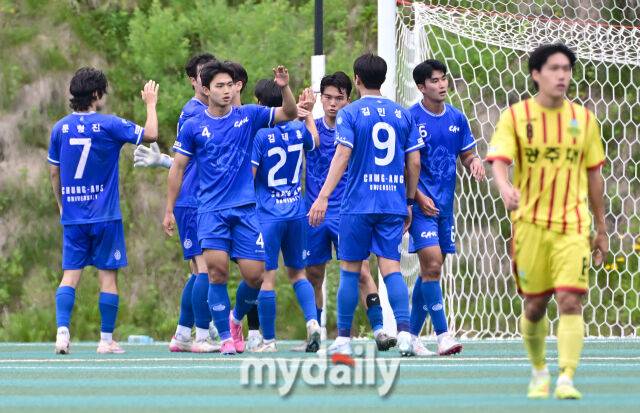 2026년 7월 2일 오전 강원도 태백시 강원관광대학교에서 열린 '제62회 추계대학축구연맹전' 중앙대학교와 광주대학교의 경기. 중앙대학교가 2-0으로 승리한 뒤 기뻐하고 있다./태백=유진형 기자