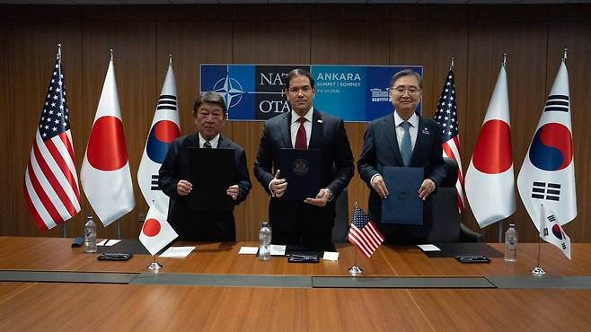 한미일 외교장관은 지난 7일(현지시간) 튀르키예 앙카라에서 북대서양조약기구(NATO·나토) 정상회의 계기 한미일 외교장관회의를 열고 ‘소형모듈원자로(SMR) 배치에 관한 협력각서’에 서명했다. 조현(맨 오른쪽부터) 외교부 장관, 마코 루비오 미국 국무부 장관, 모테기 도시미쓰 일본 외무대신이 각서에 서명 후 기념촬영하고 있다. [외교부 제공]