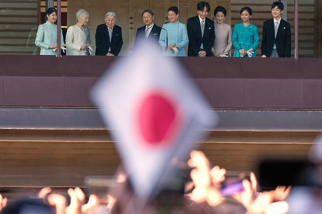 [도쿄=AP/뉴시스]지난 1월 2일 일본 도쿄의 일왕 거처 고쿄(皇居)에서 열린 '잇판산가(一般参賀)' 행사에서 나루히토 일왕 등 왕족들이 국민들에게 인사하고 있다. 왼쪽부터 아이코 공주, 미치코 상왕후, 아키히토 상왕, 나루히토 일왕, 마사코 왕비, 후미히토 왕세제, 기코 왕세제비, 카코 공주, 히사히토 왕자. 2026.07.13.