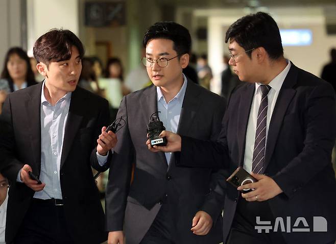 [부산=뉴시스] 하경민 기자 = 6·3 지방선거 때 음료 피습 자작극 의혹이 제기된 정이한 전 개혁신당 부산시장 후보가 구속전피의자심문(영장실질심사)에 출석하기 위해 8일 오후 부산 연제구 부산지방법원 법정으로 이동하고 있다. 2026.07.08. yulnetphoto@newsis.com