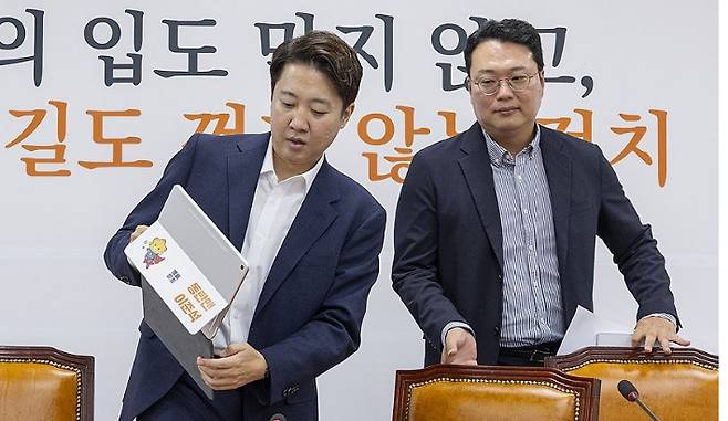 개혁신당 이준석 대표(왼쪽)와 천하람 원내대표가 13일 국회에서 열린 최고위원회의에 입장하고 있다. 연합뉴스