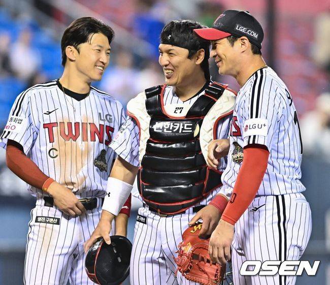 [OSEN=잠실, 박준형 기자] 경기 종료 후 LG 박해민과 박동원, 오지환이 미소 짓고 있다. 2026.06.09 / soul1014@osen.co.kr