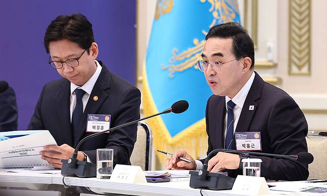 박홍근 기획예산처 장관이 13일 청와대에서 이재명 대통령 주재로 열린 국가재정전략회의에서 2027년 예산안 편성 및 중기 재정 운용 방향을 발표하고 있다. 연합뉴스