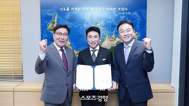 방송인 겸 푸른하늘 대표 장동민(가운데)이 친환경 용기 도입 확대를 위한 업무협약을 체결한 뒤 남양매직·동원F&B 관계자들과 기념 촬영하고 있다. 푸른하늘 제공