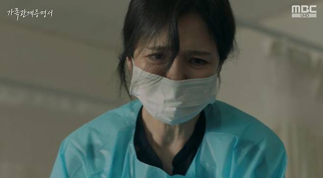 In the MBC daily drama *Family Relationship Certificate*, Cha Min-ki offered a heartfelt apology to Noh Young-ju, played by Im Ji-eun, for his past infidelity before ultimately passing away. Noh Young-ju, who was by Cha Min-kis side as he passed away, shed tears as they shared a final moment of reconciliation, while Na Ji-ni, who arrived too late, wept uncontrollably upon hearing the news of her fathers death.In the drama, Na Se-ri shocked her daughter, Na Ji-ni, by fixating on financial issues even while Cha Min-ki was battling his illness. Na Ji-ni could not hide her heartbreak as she watched her mother, Na Se-ri, fail to understand her fathers true feelings and instead only voice resentment.Meanwhile, Lim Ji-hoo became conflicted after learning of the existence of the social media account run by Do Do-hee. Lim Ji-hoo reacted coldly toward Do Do-hee, demanding that she be honest about their relationship.