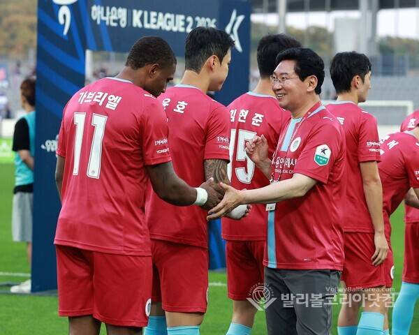 이상일 용인FC 구단주의 축구 사랑... 도시를 바꾸는 자주색 물결...사진은 이상일 용인FC 구단주가 선수들을 격려하는 모습.2026.7.11.(사진=김경수 기자/ 발리볼코리아닷컴)