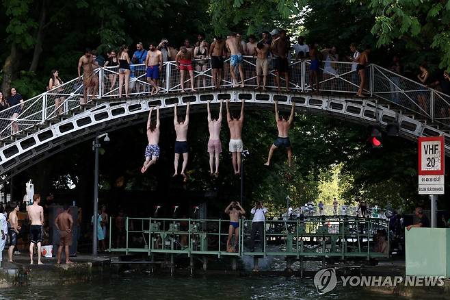물로 뛰어드는 파리 시민들 [로이터=연합뉴스. 재판매 및 DB 금지]