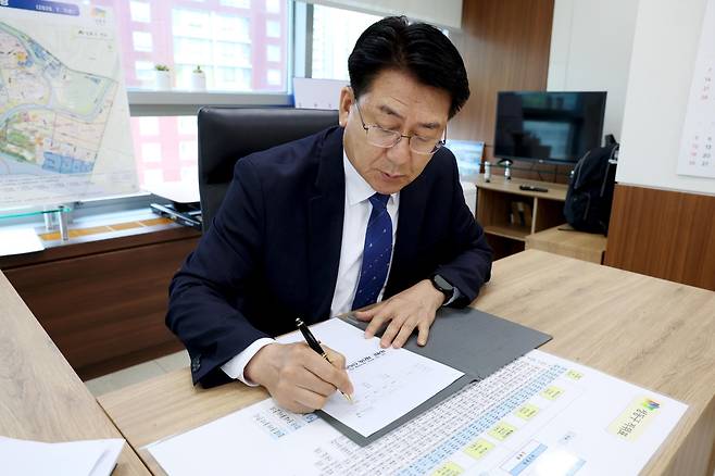 취임 후 첫 결재하는 유보화 성동구청장  [성동구 제공. 재판매 및 DB 금지]