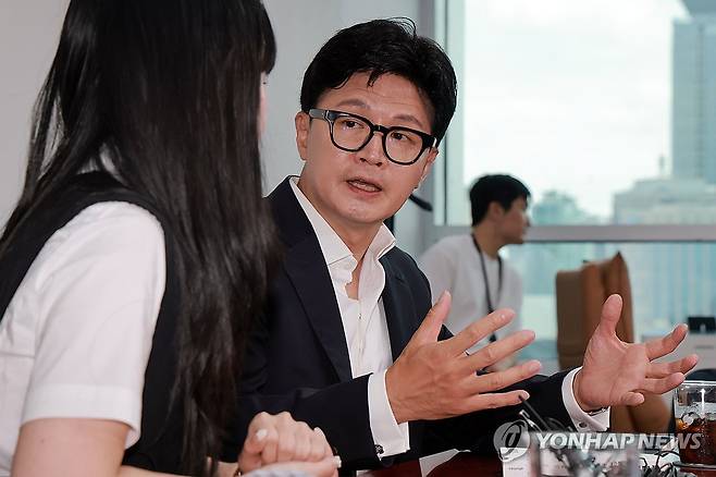 '부산 돌려차기' 사건 피해자와의 면담 내용 설명하는 한동훈 의원 [연합뉴스 자료사진]