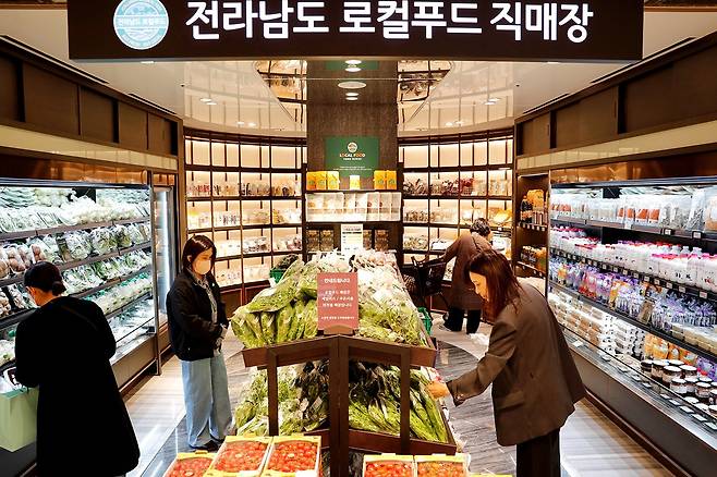광주신세계가 지난 2022년 처음 문을 연 뒤 올해 3월 본관 지하 1층 식품관에 새단장한 ‘화순 도곡 로컬푸드 직매장’ 모습. 
<광주신세계 제공>