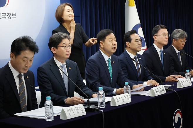 구윤철 경제부총리 겸 재정경제부 장관(왼쪽 세 번째)이 14일 서울 종로구 정부서울청사에서 하반기 경제성장전략 관련 관계부처 합동브리핑을 하고 있다. [사진=연합뉴스]