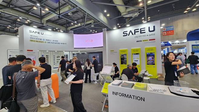 자사 안전 전문 브랜드 '세이프유(SAFE U)'를 내세운 유플리트의 부스 전경. (사진=테크42)