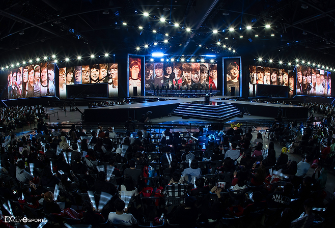 2022 LCK 스프링 결승 무대에 오른 LCK 초창긴 선수들.