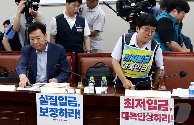 최저임금위원회 사용자위원과 근로자위원들이 14일 세종시 정부세종청사 최저임금위원회에서 열린 2027년도 최저임금위원회 14차 전원회의에 참석하고 있다. 2026.7.14 ⓒ 뉴스1 김기남 기자