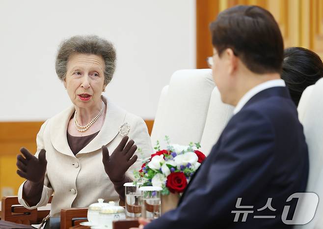 영국 찰스 3세 국왕의 여동생인 앤 공주가 14일 청와대에서 이재명 대통령과 만나 대화하고 있다. (청와대통신사진기자단) 2026.7.14 ⓒ 뉴스1 허경 기자