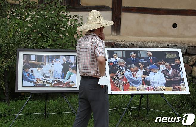 13일 오후 경북 안동시 풍천면 하회마을 충효당(서애 류성룡 종택)을 찾은 시민이 지난 1999년 4월 하회마을 방문 당시 찍은 엘리자베스 2세 영국 여왕 사진을 바라보고 있다. 2022.9.13 ⓒ 뉴스1 공정식 기자