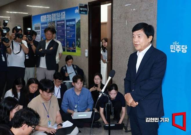 이성윤 더불어민주당 최고위원이 14일 국회에서 열린 비공개 최고위원회의 도중 회의장을 나와 "최고위원직을 사퇴하겠다"고 말하고 있다. 김현민 기자