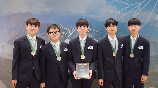 국제물리올림피아드 한국대표단. 왼쪽부터 김무연, 이승준, 오주하, 정민권, 이권헌 서울과고 학생. 과학기술정보통신부&nbsp;제공